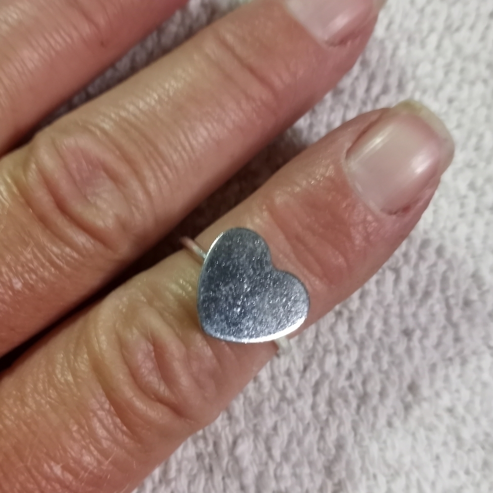 Silvertone heart ♥ ring sz.7 split for adjustability adjustable
